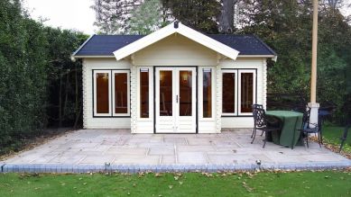 Lugarde blokhut B22 van 600x350 cm met zadeldak en dubbele deuren, gemaakt van 44 mm dik hout