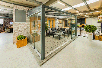 Greenline veranda 400x250 cm - polycarbonaat dak - incl. glasschuifwanden, balein zonwering, polycarbonaat spie helder en composiet vlonder - Velp