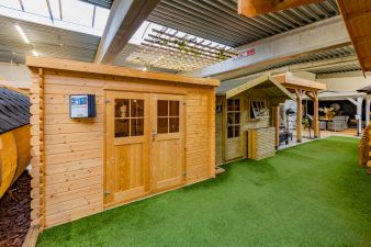 Blokhut met lessenaarsdak 300x250 cm - incl. geïmpregneerde funderingsbalken, dakleer en houten binnenvloer - Showmodel Wommelgem