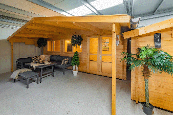 Blokhut Piet 595x300 cm + luifel 200 cm - inclusief zwarte dakshingles eenzijdig, composiet funderingsbalken en grijze PVC dakgoot - Velp