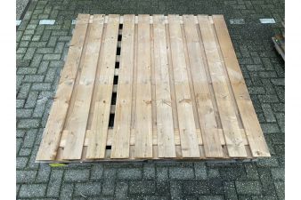 1 stuk beschikbaar: Tuinscherm Zwarte Woud 180x180 cm - verkleurd, mist een plank - SALE02063