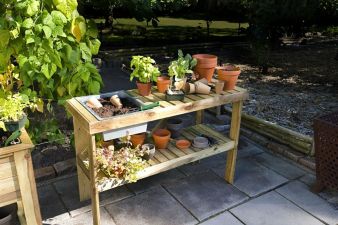 Houten werkbank met zinken bak voor in de tuin