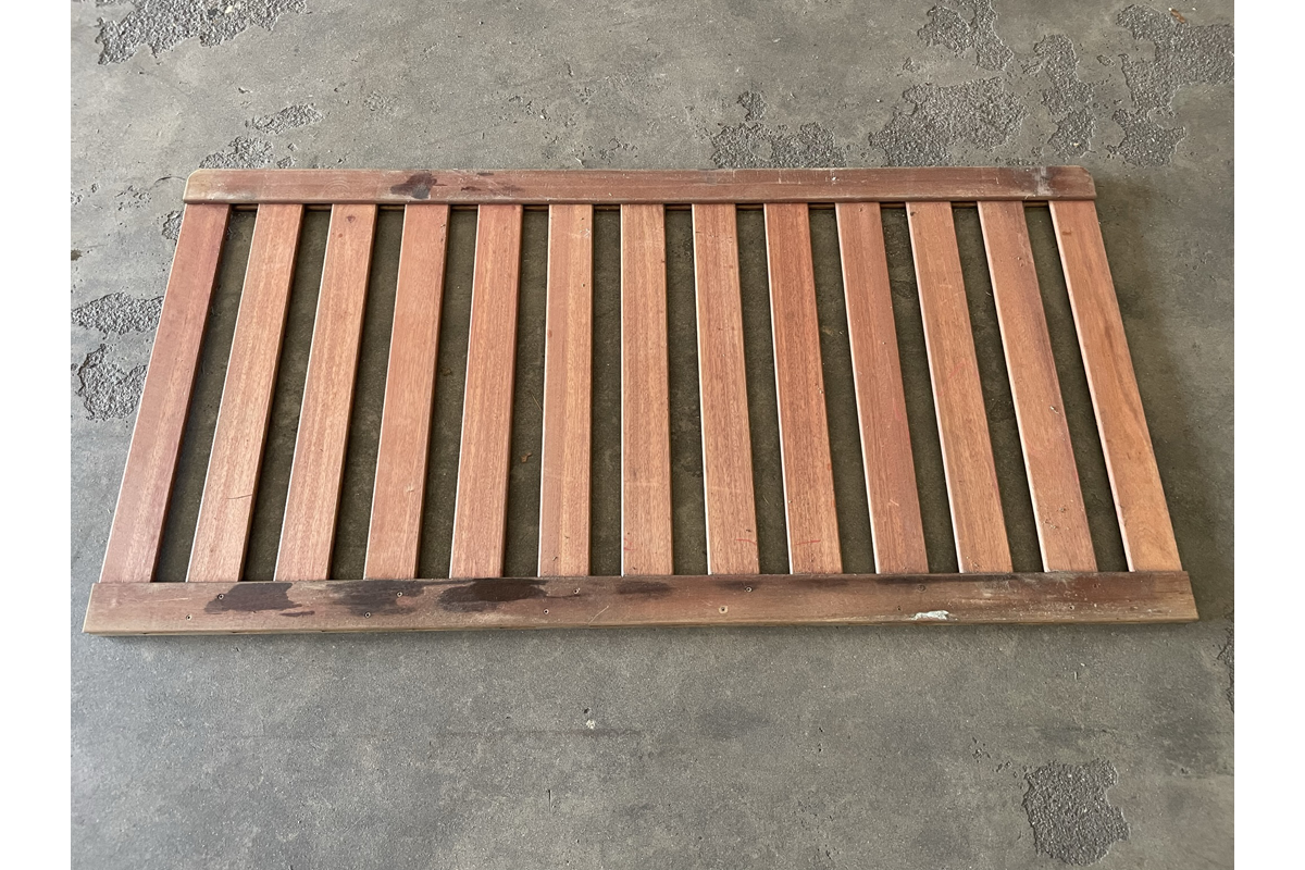 1 stuk beschikbaar: Bangkirai tuinhek Luxe recht 180x70 cm - Beschadigd - SALE01835