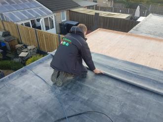 Ook in het najaar en winter professionele montage van blokhutten en tuinhuisjes