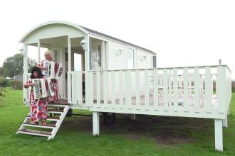 Pipowagen als kampeerwagen - gezellige hobbyruimte - mobiele kantine - kantoor of B&B