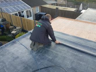 Ook in het najaar en winter professionele montage van blokhutten en tuinhuisjes