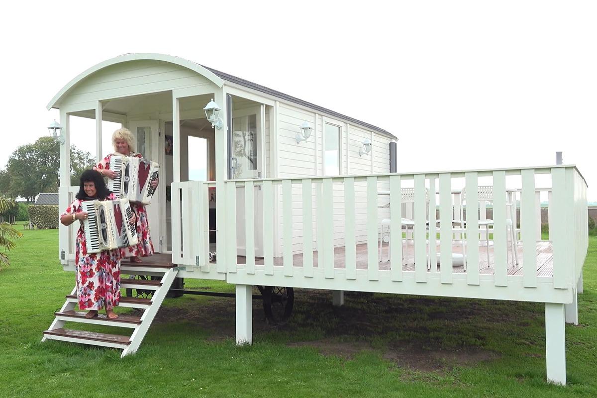 Pipowagen als kampeerwagen - gezellige hobbyruimte - mobiele kantine - kantoor of B&B