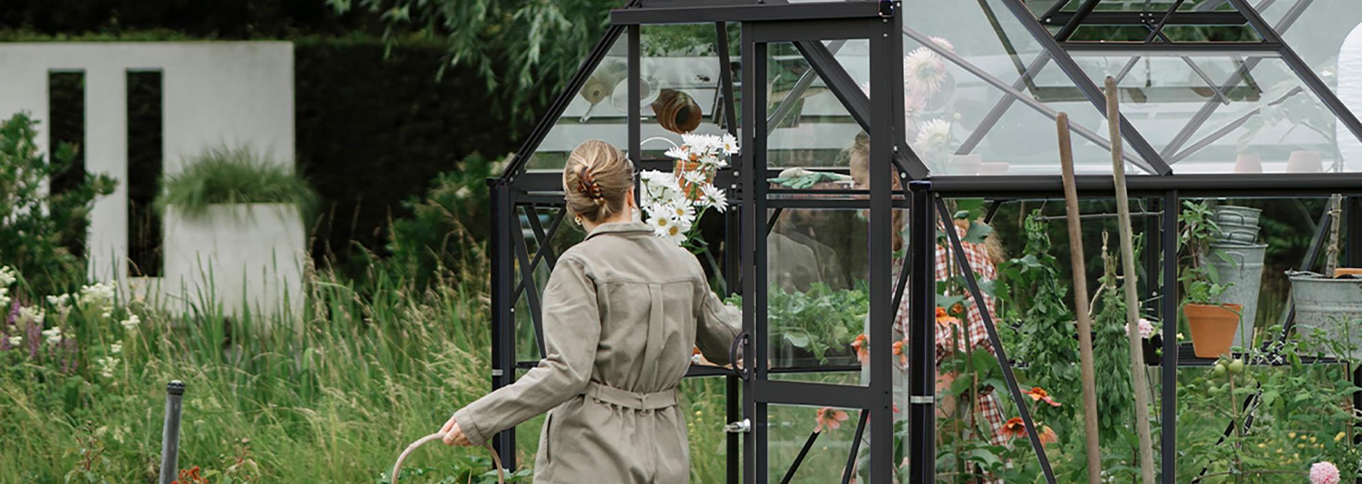 Zelf kweken in eigen tuin: ontdek de voordelen van een tuinkas