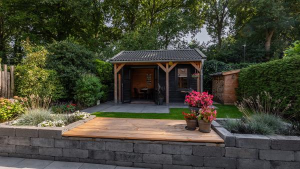 Een stijlvolle buitenruimte met de Trendhout Overkapping Betula