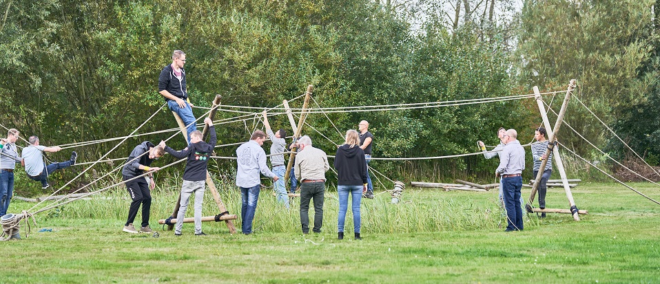 Met het team van Van Kooten over een touwbrug lopen