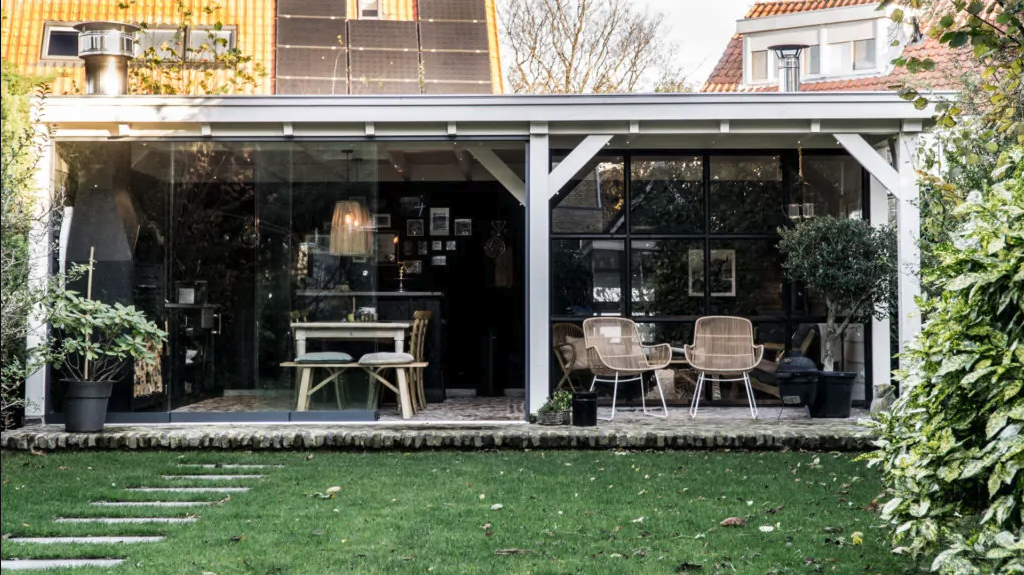 Terrasoverkapping met planten en mooie meubels